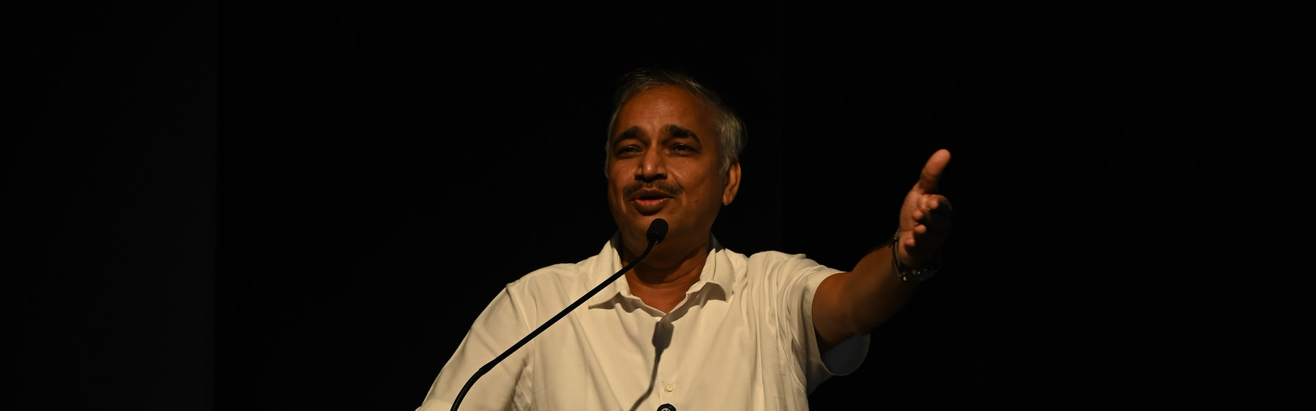 05-speaker-gesture-portrait-web-1920x600